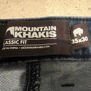 Mountain Khaki Jeans 
Classic Fit
35Wx30L
Lightly worn (2-3 times)